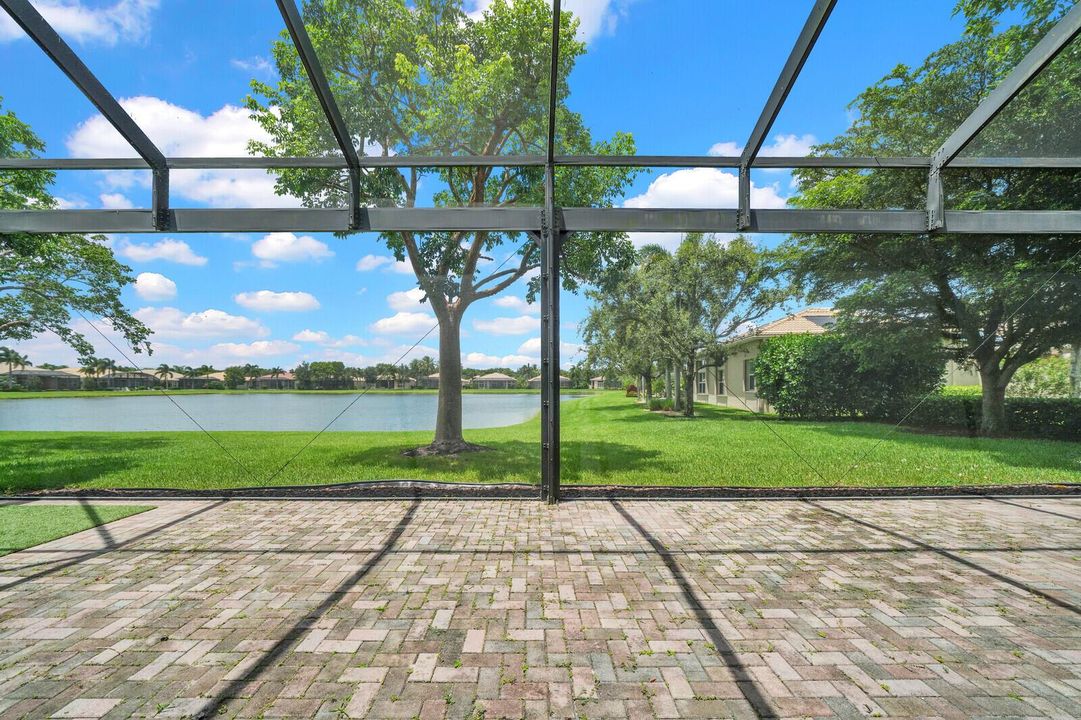 Panoramic screen enclosure