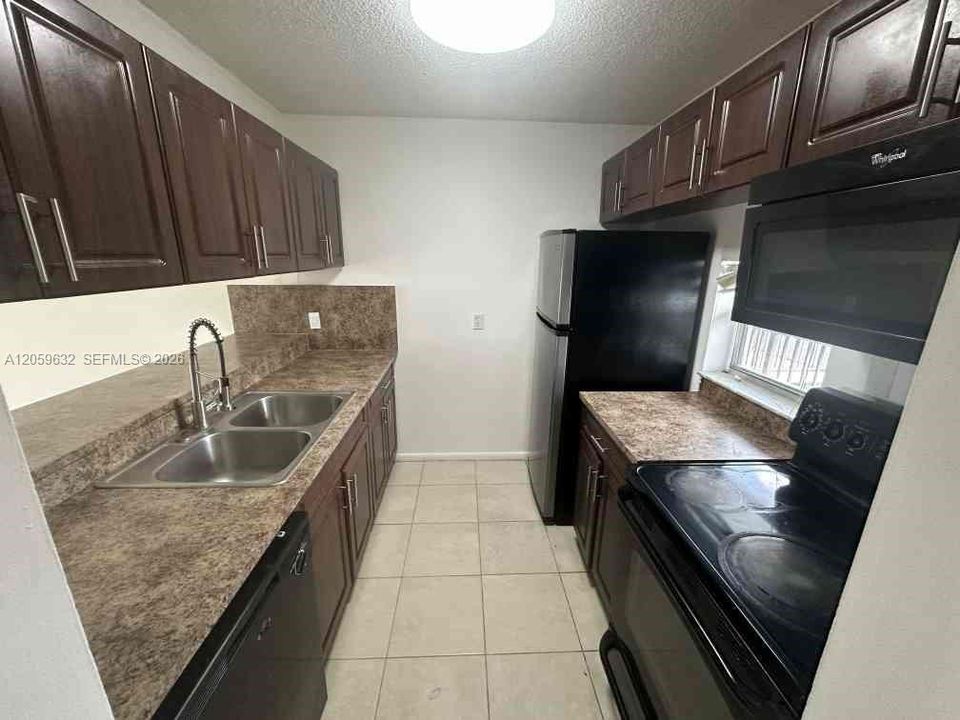 For Rent: $1,900 (2 beds, 1 baths, 832 Square Feet)