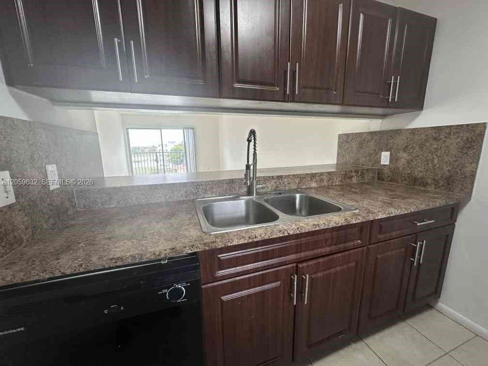 For Rent: $1,900 (2 beds, 1 baths, 832 Square Feet)