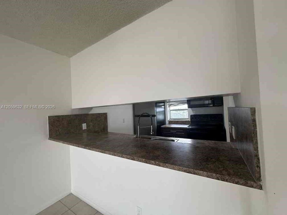For Rent: $1,900 (2 beds, 1 baths, 832 Square Feet)