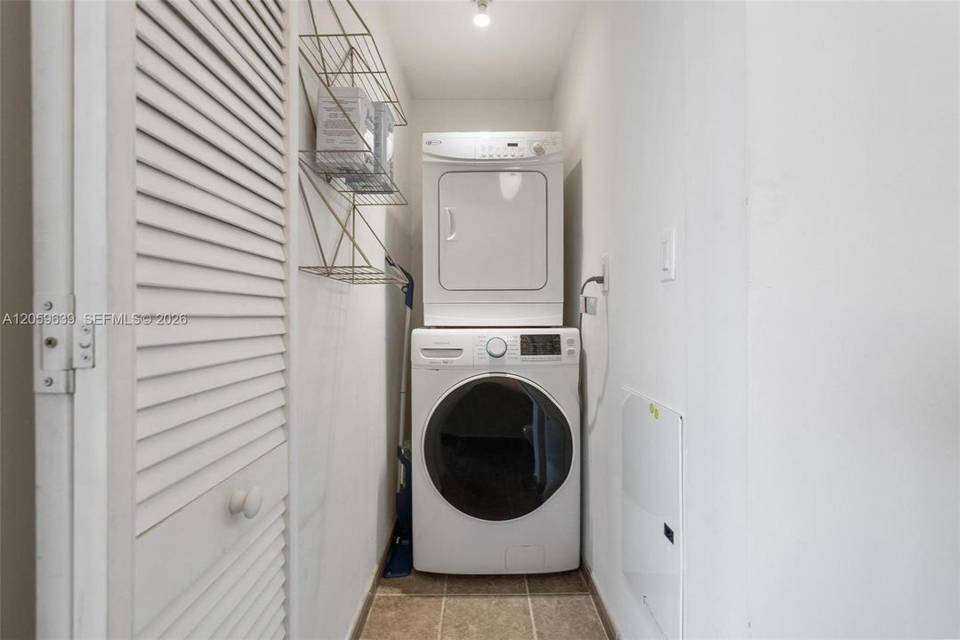 В аренду: $4,500 (2 спален, 2 ванн, 1072 Квадратных фут)