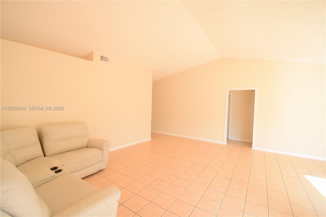 В аренду: $3,400 (3 спален, 2 ванн, 1640 Квадратных фут)