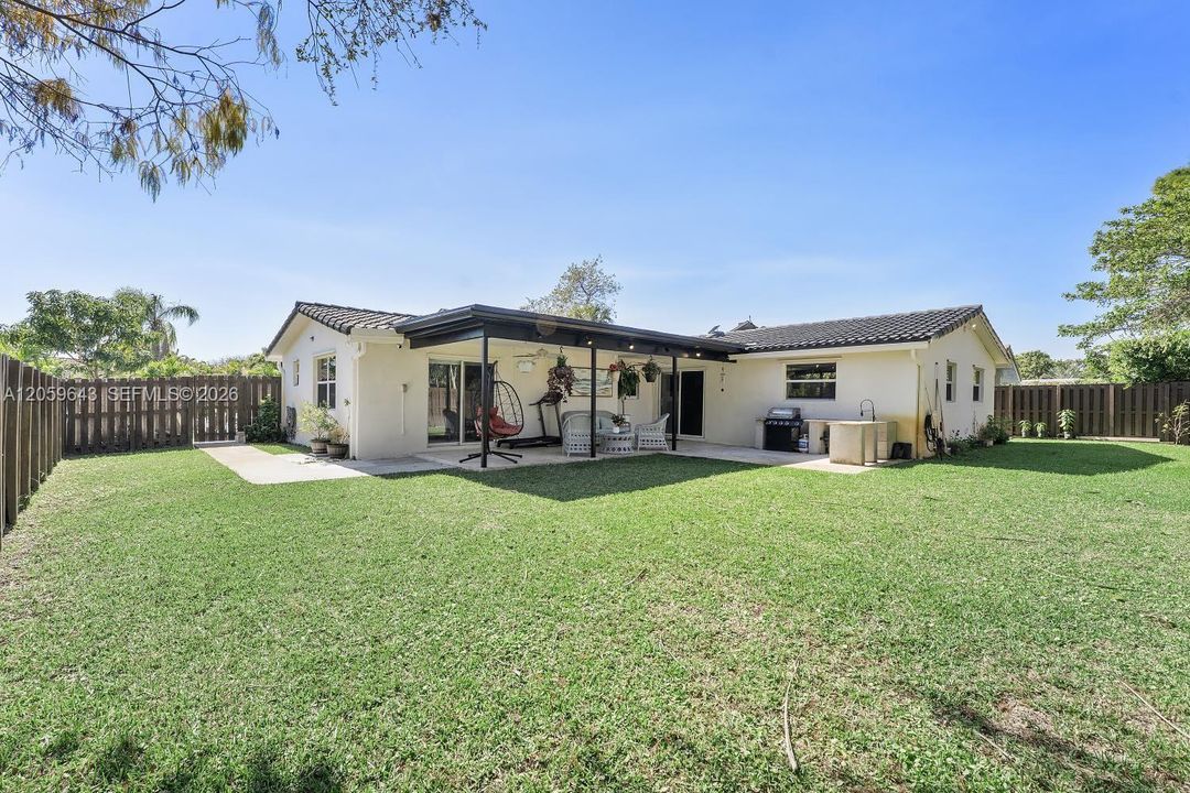 En Venta: $640,000 (3 camas, 2 baños, 1590 Pies cuadrados)