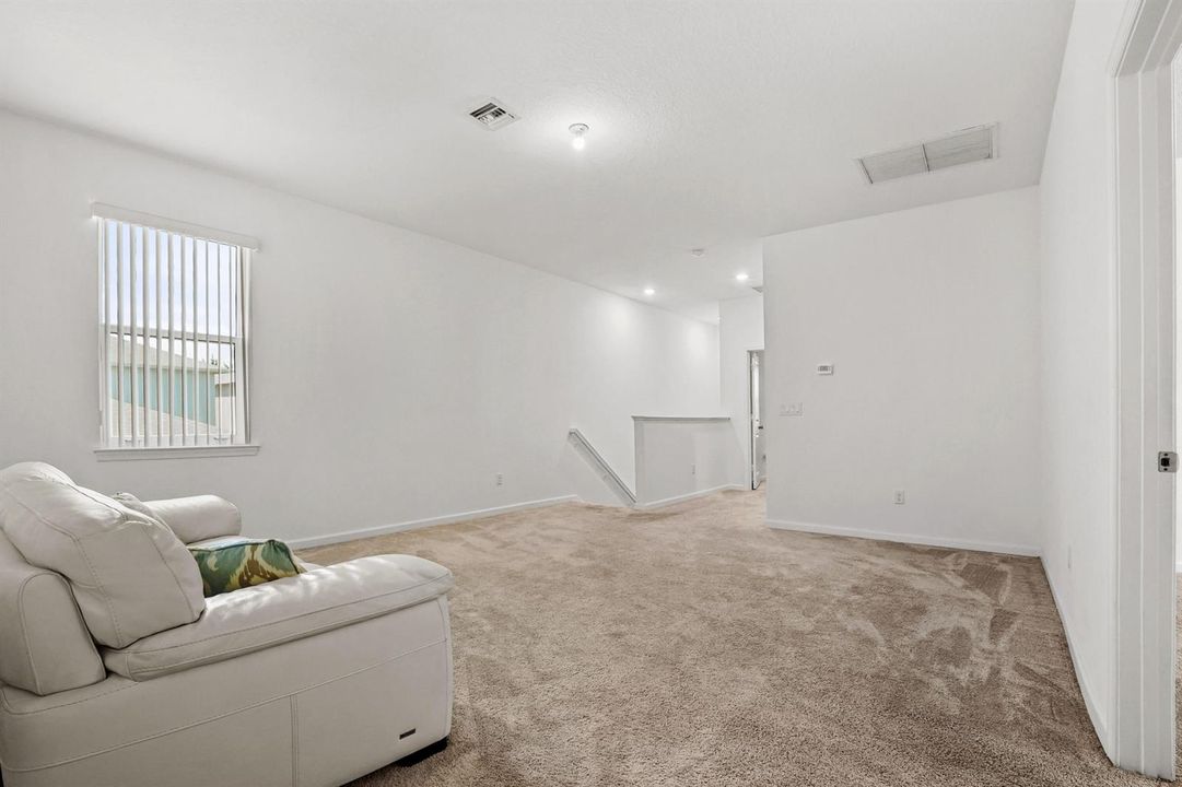 12 family room 03