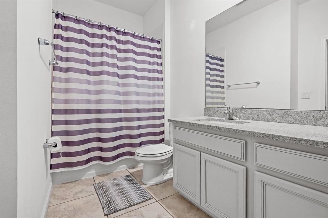 14 Bathroom 02