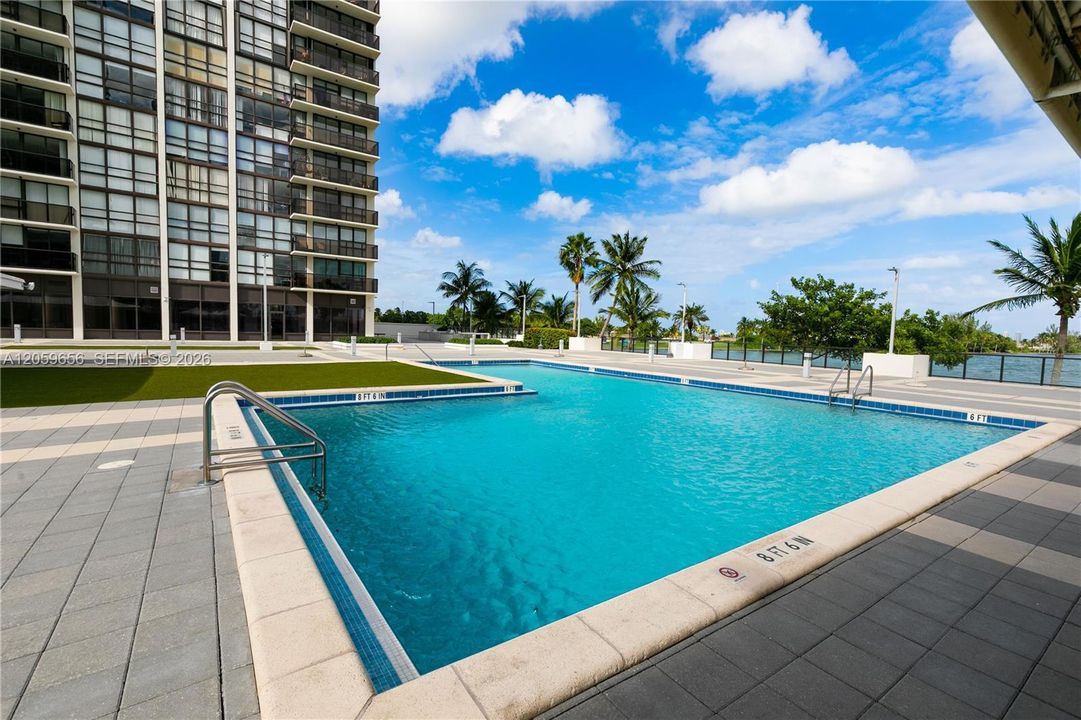 En Venta: $449,000 (2 camas, 2 baños, 990 Pies cuadrados)