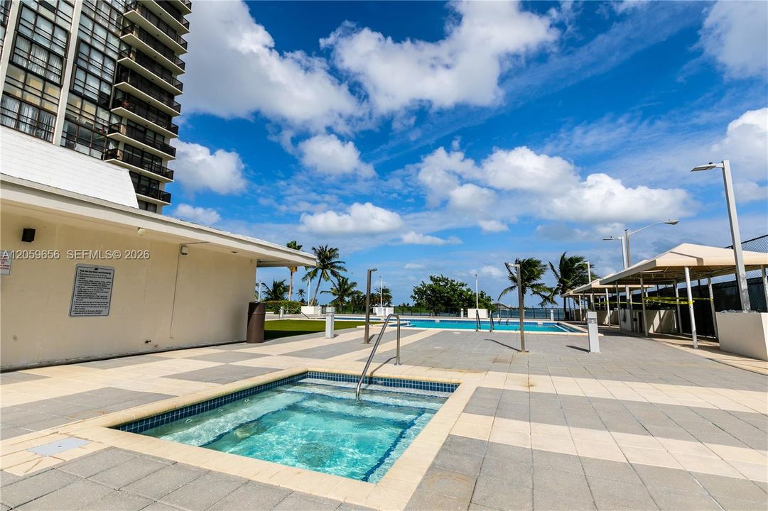En Venta: $449,000 (2 camas, 2 baños, 990 Pies cuadrados)