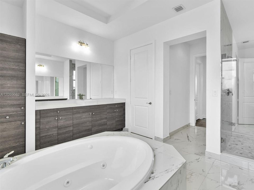 На продажу: $749,900 (5 спален, 4 ванн, 0 Квадратных фут)