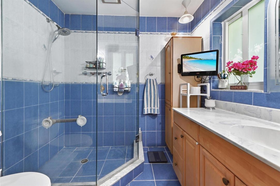 38 Bathroom 04