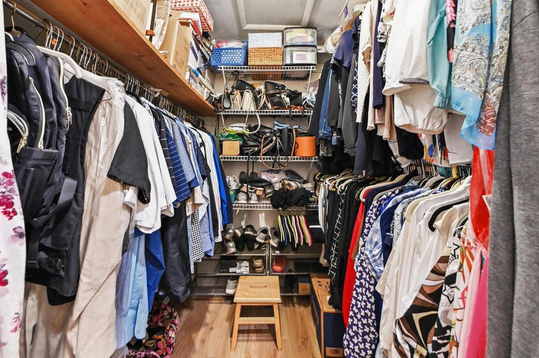 39 Closet 01