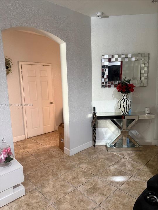 For Rent: $2,500 (3 beds, 2 baths, 1216 Square Feet)