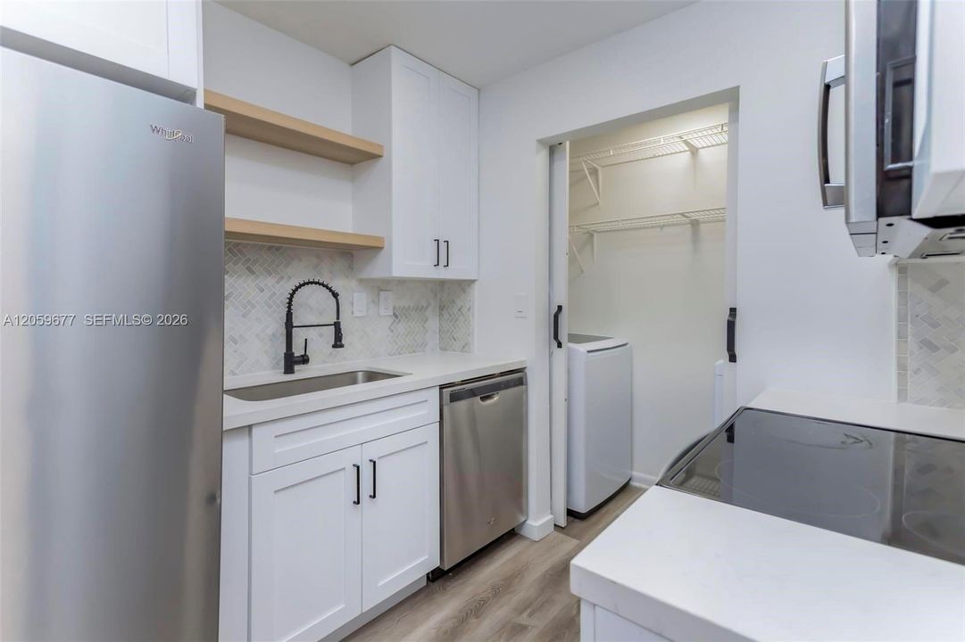 На продажу: $284,999 (2 спален, 2 ванн, 907 Квадратных фут)