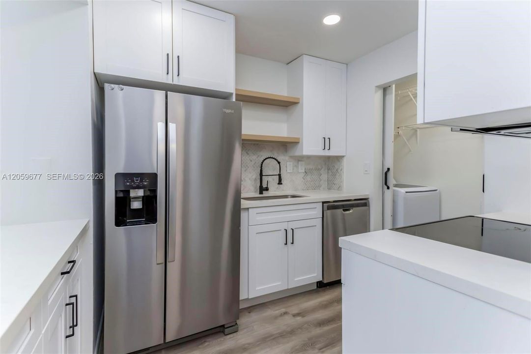 На продажу: $284,999 (2 спален, 2 ванн, 907 Квадратных фут)