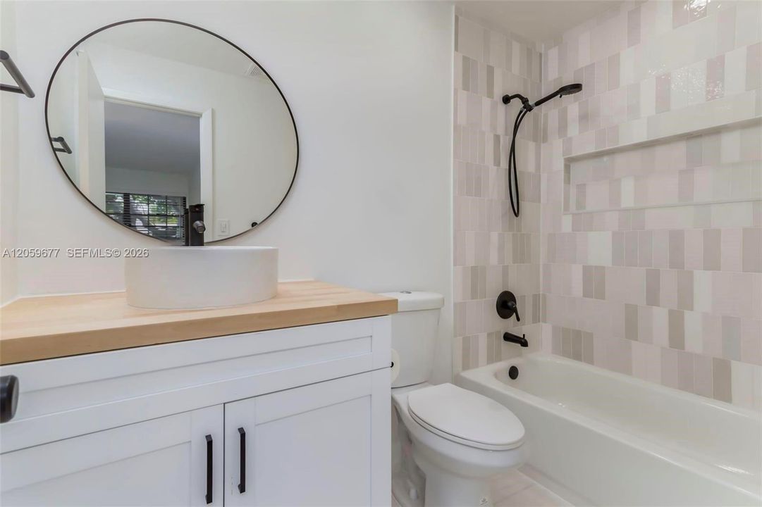 На продажу: $284,999 (2 спален, 2 ванн, 907 Квадратных фут)