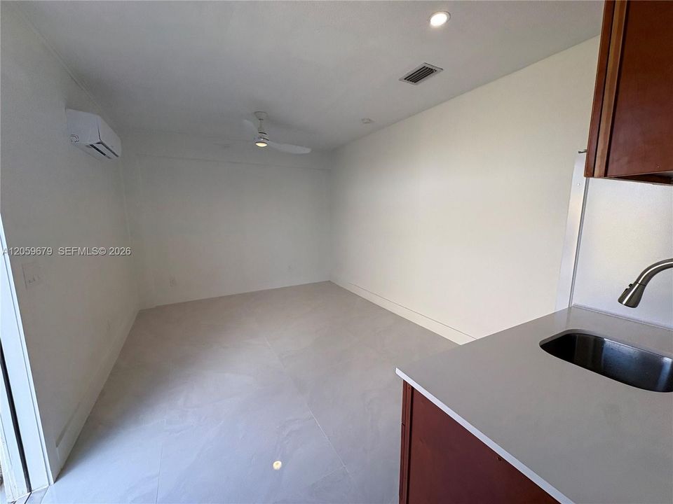 For Rent: $1,200 (0 beds, 1 baths, 350 Square Feet)