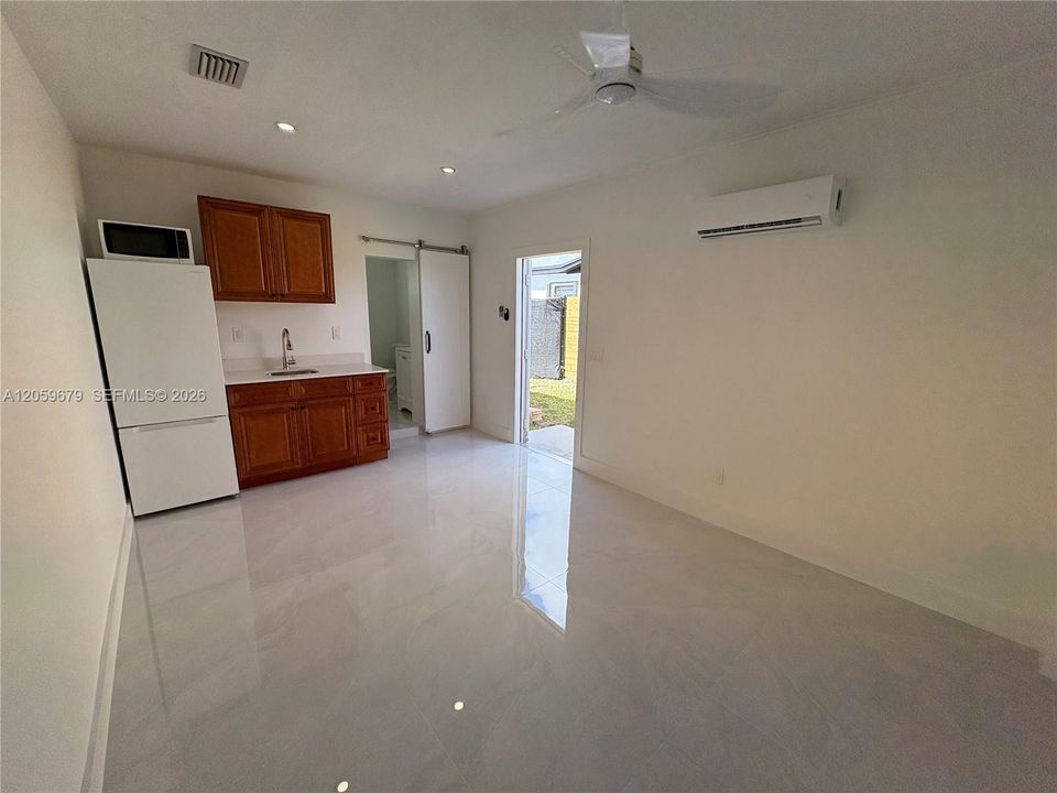 For Rent: $1,200 (0 beds, 1 baths, 350 Square Feet)