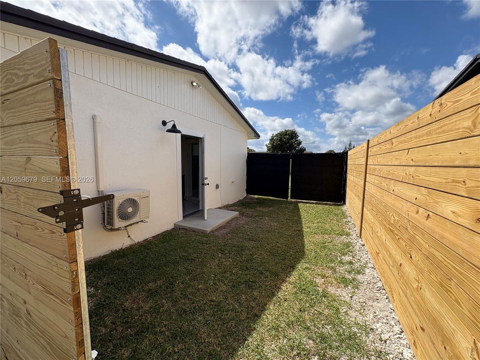 For Rent: $1,200 (0 beds, 1 baths, 350 Square Feet)