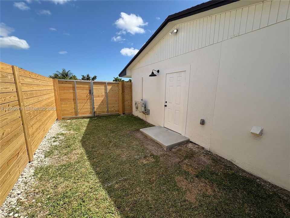 For Rent: $1,200 (0 beds, 1 baths, 350 Square Feet)