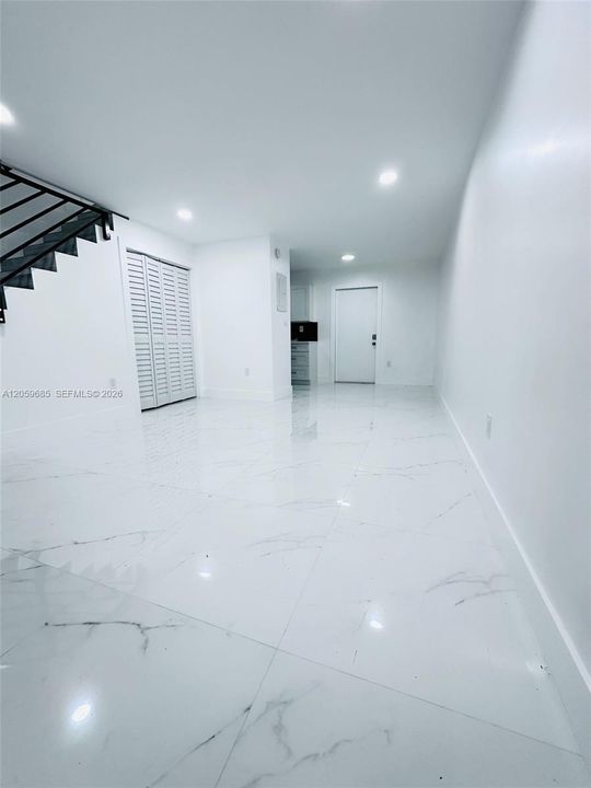 For Rent: $2,100 (2 beds, 1 baths, 6090 Square Feet)