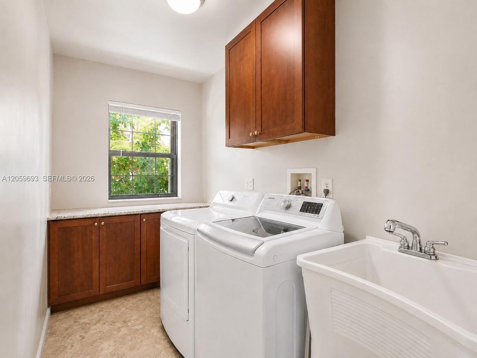En Venta: $1,380,000 (5 camas, 3 baños, 2717 Pies cuadrados)