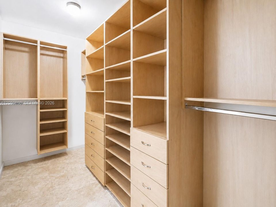 En Venta: $1,380,000 (5 camas, 3 baños, 2717 Pies cuadrados)