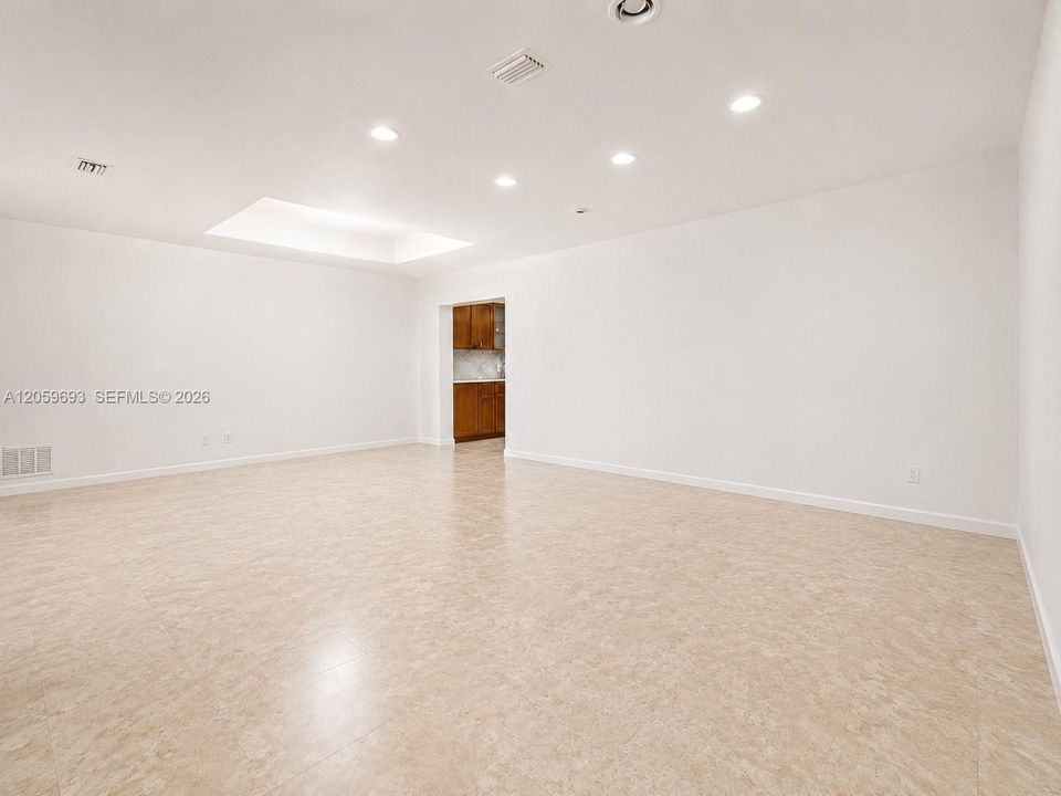 En Venta: $1,380,000 (5 camas, 3 baños, 2717 Pies cuadrados)
