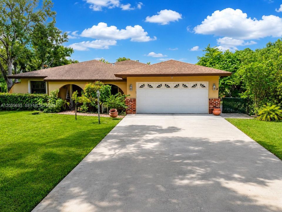 En Venta: $1,380,000 (5 camas, 3 baños, 2717 Pies cuadrados)