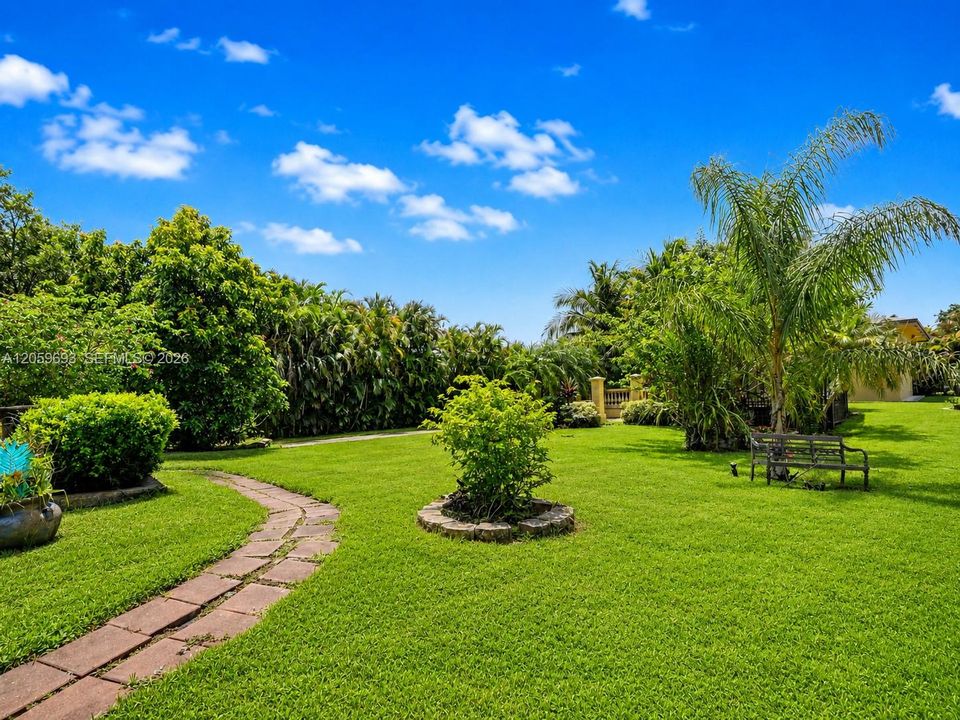 En Venta: $1,380,000 (5 camas, 3 baños, 2717 Pies cuadrados)