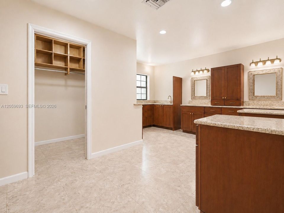 En Venta: $1,380,000 (5 camas, 3 baños, 2717 Pies cuadrados)
