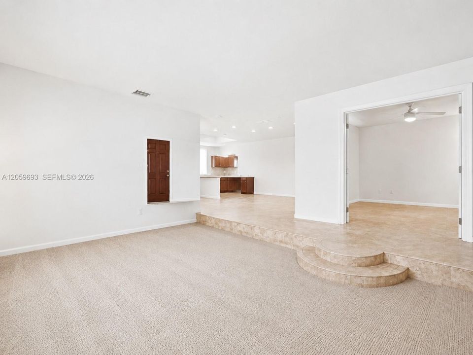 En Venta: $1,380,000 (5 camas, 3 baños, 2717 Pies cuadrados)