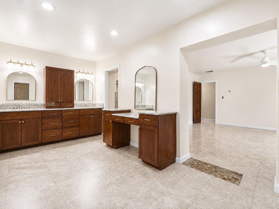 En Venta: $1,380,000 (5 camas, 3 baños, 2717 Pies cuadrados)