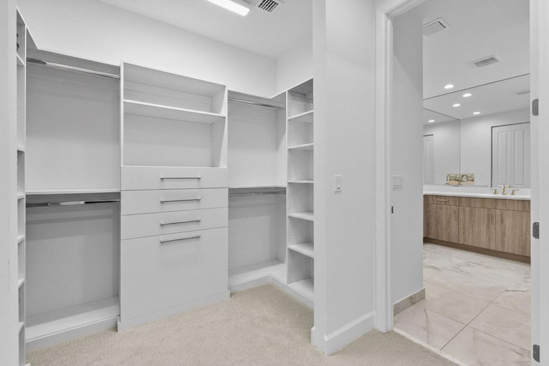 CUSTOM CLOSETS