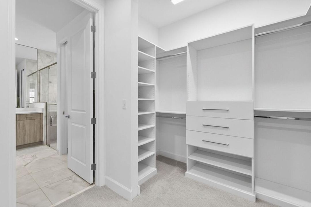 CUSTOM CLOSETS