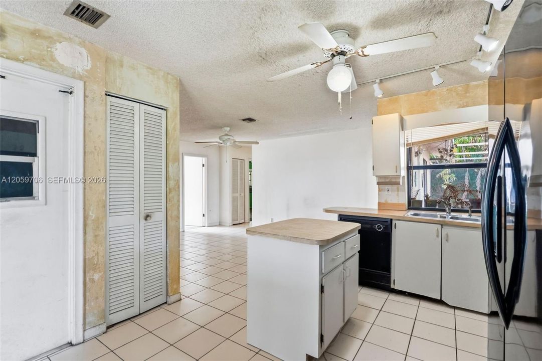 En Venta: $699,999 (4 camas, 2 baños, 1706 Pies cuadrados)
