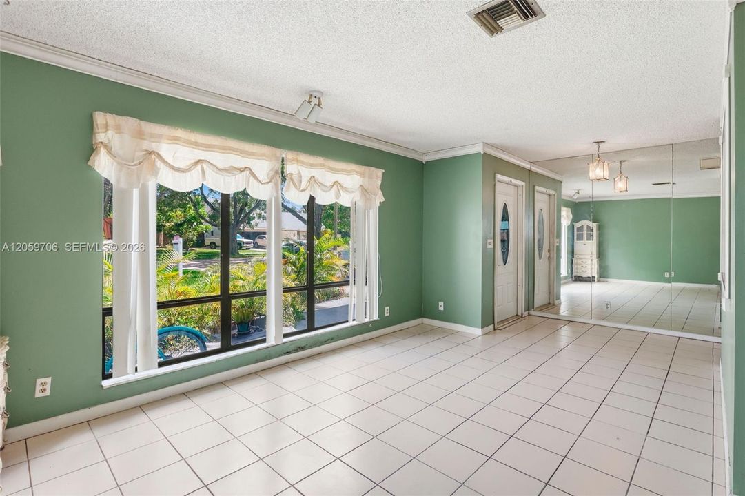 En Venta: $699,999 (4 camas, 2 baños, 1706 Pies cuadrados)