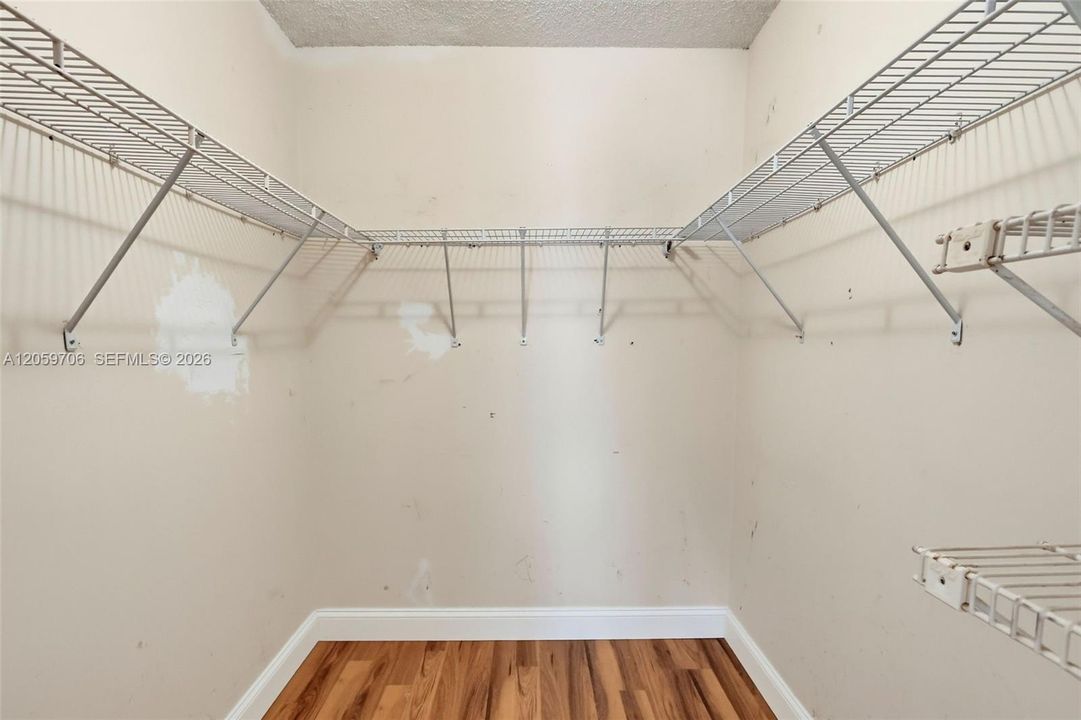 En Venta: $699,999 (4 camas, 2 baños, 1706 Pies cuadrados)