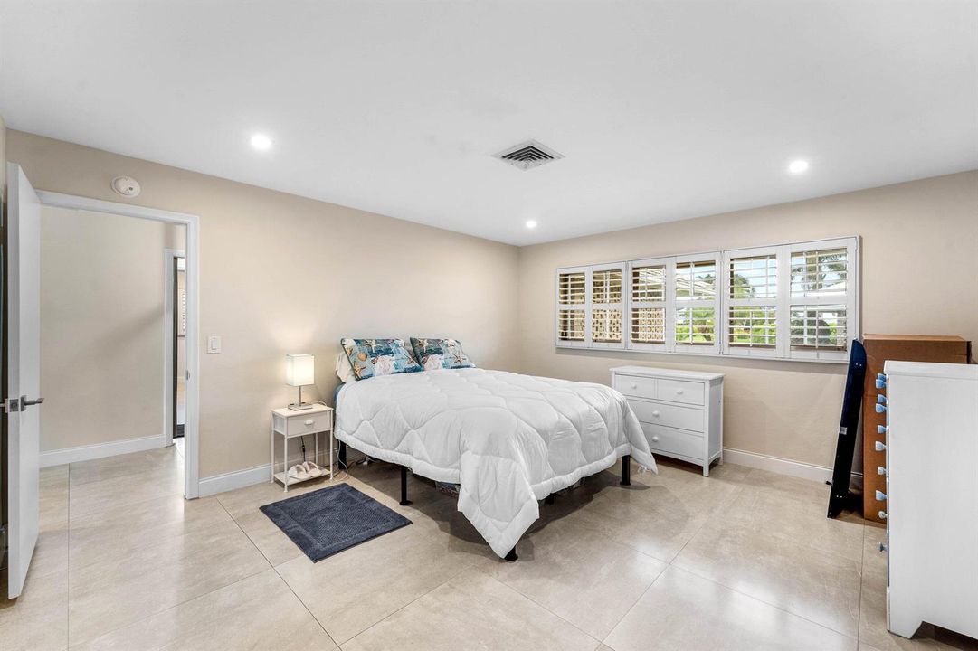 VERY LARGE MASTER BEDROOM!