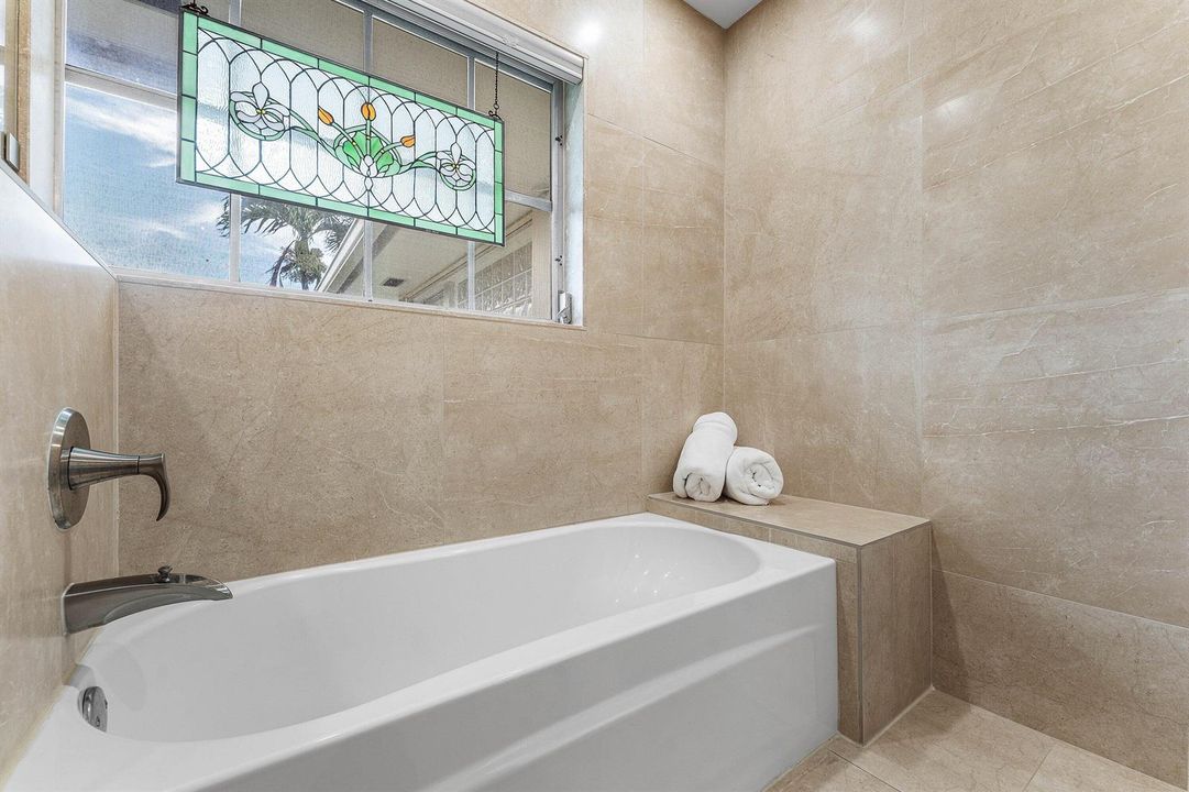 MASTER SOAKING TUB!