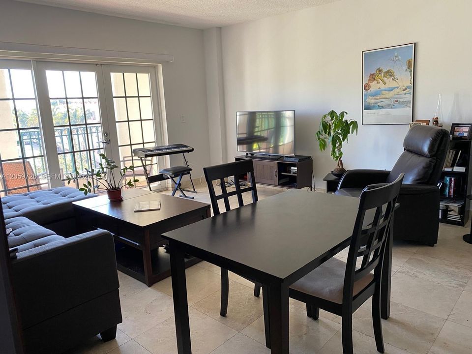 En Venta: $889,999 (2 camas, 2 baños, 1190 Pies cuadrados)