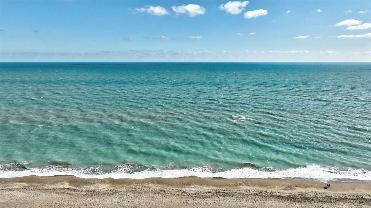 STEPS TO THE BEAUTIFUL TURQUOISE OCEAN