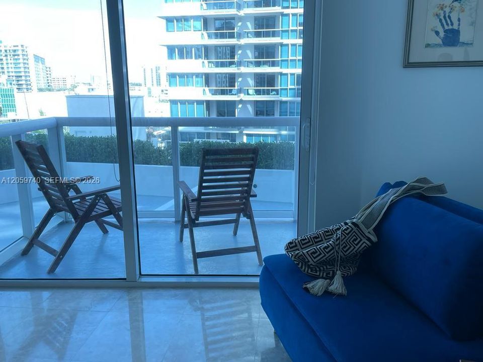 For Sale: $719,000 (1 beds, 1 baths, 881 Square Feet)