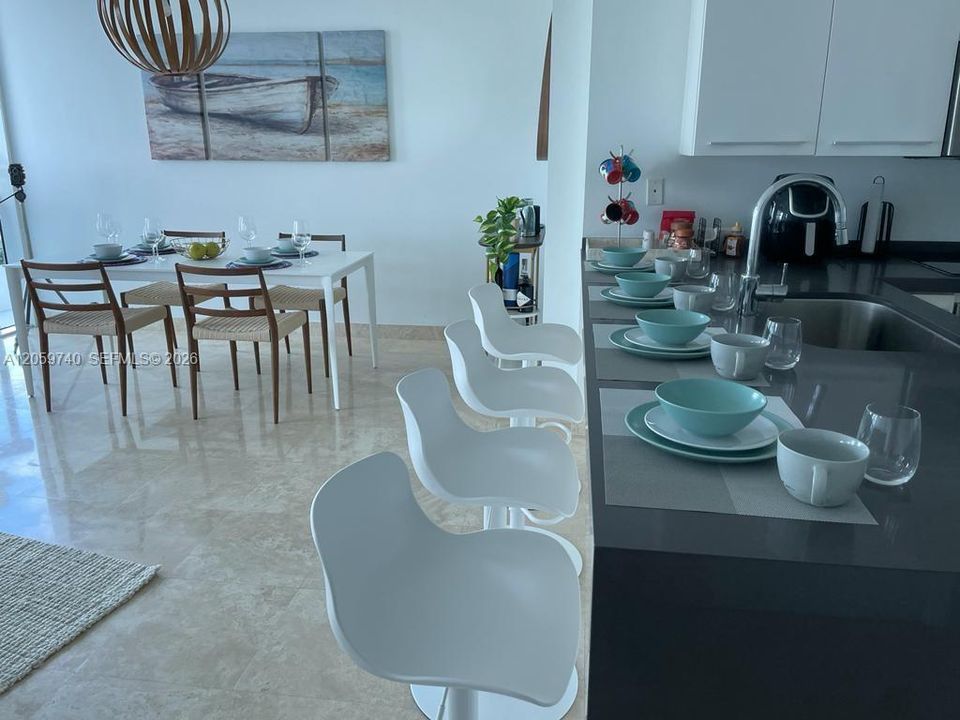 For Sale: $719,000 (1 beds, 1 baths, 881 Square Feet)