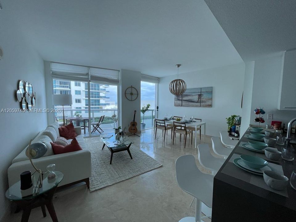 For Sale: $719,000 (1 beds, 1 baths, 881 Square Feet)