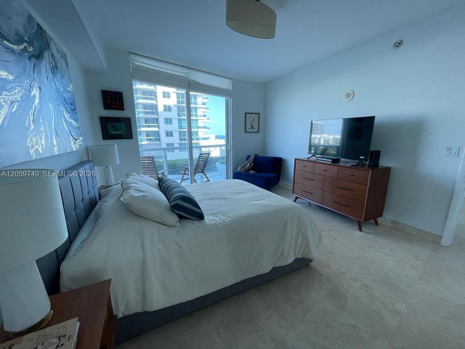 For Sale: $719,000 (1 beds, 1 baths, 881 Square Feet)