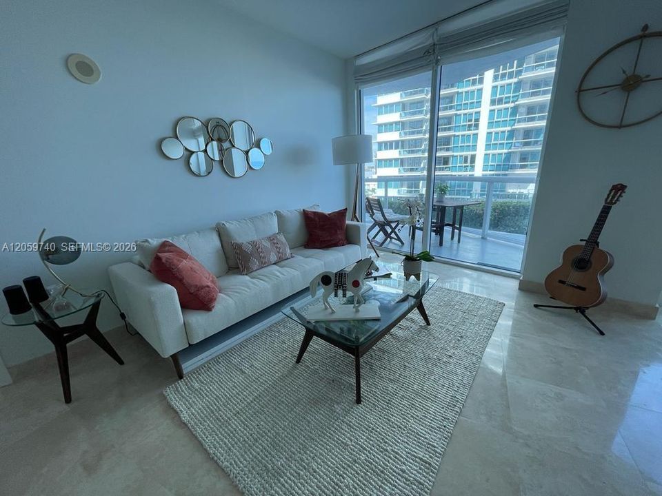 For Sale: $719,000 (1 beds, 1 baths, 881 Square Feet)