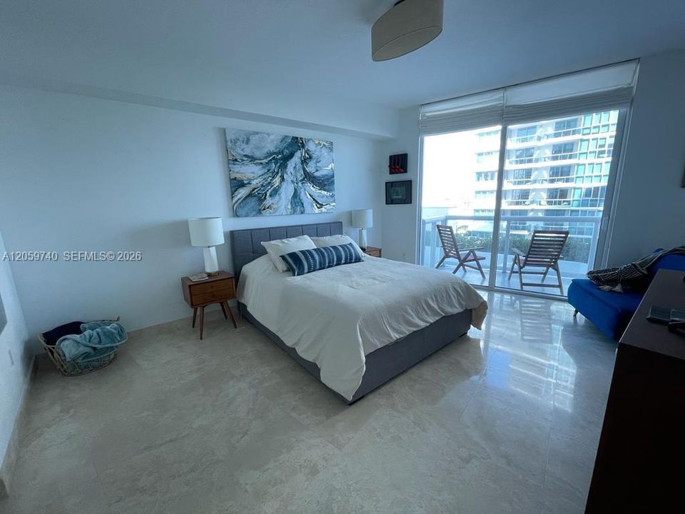 For Sale: $719,000 (1 beds, 1 baths, 881 Square Feet)