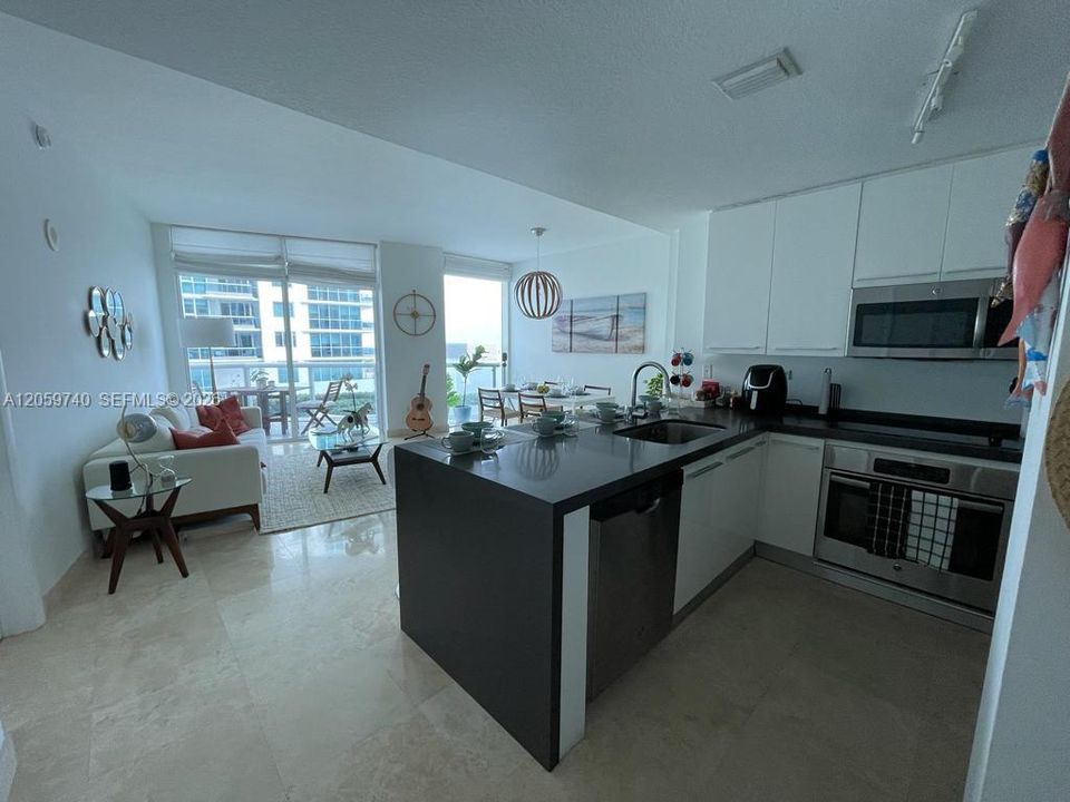 For Sale: $719,000 (1 beds, 1 baths, 881 Square Feet)