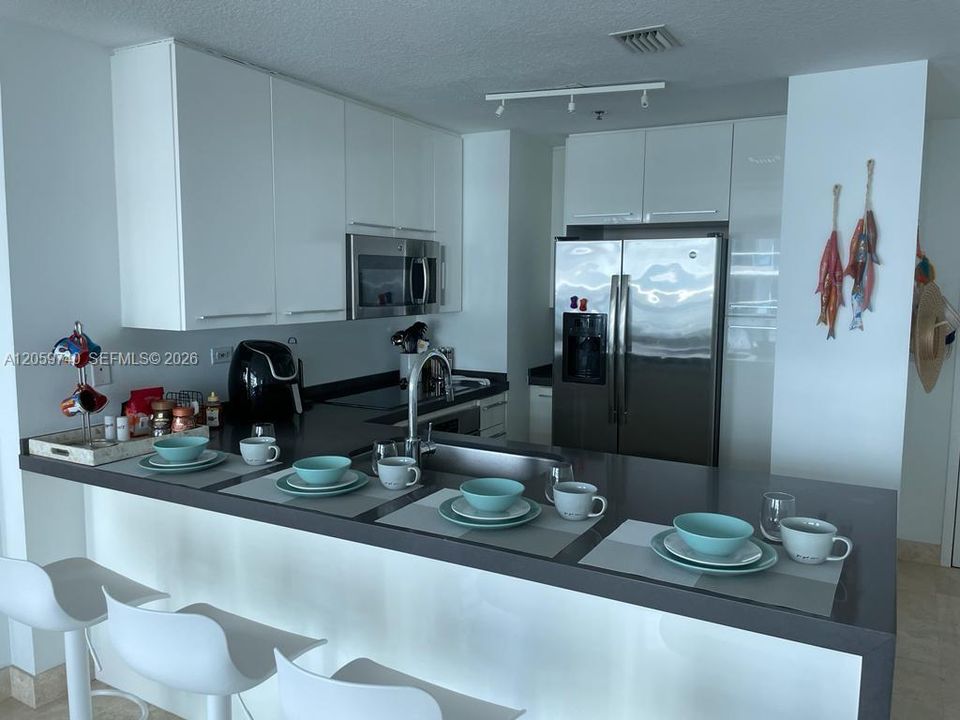 For Sale: $719,000 (1 beds, 1 baths, 881 Square Feet)