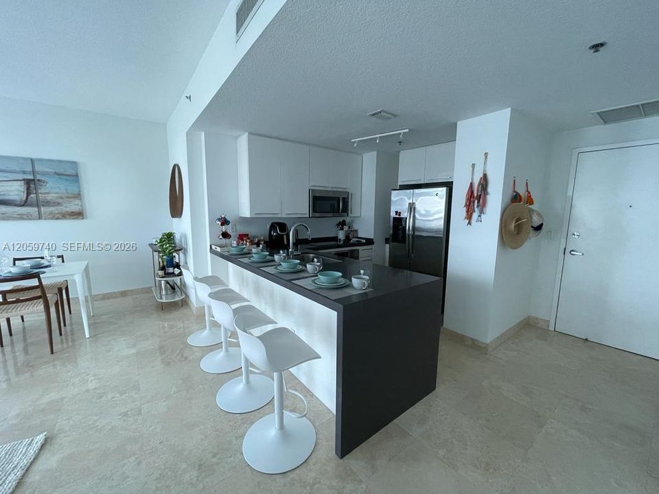 For Sale: $719,000 (1 beds, 1 baths, 881 Square Feet)