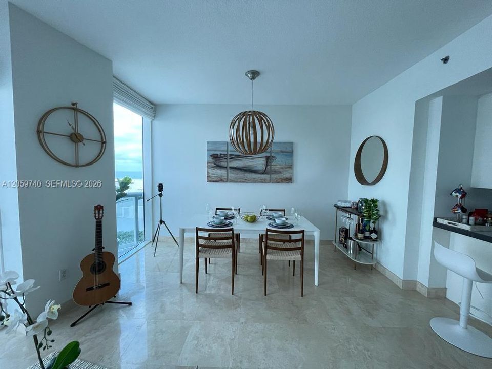 For Sale: $719,000 (1 beds, 1 baths, 881 Square Feet)